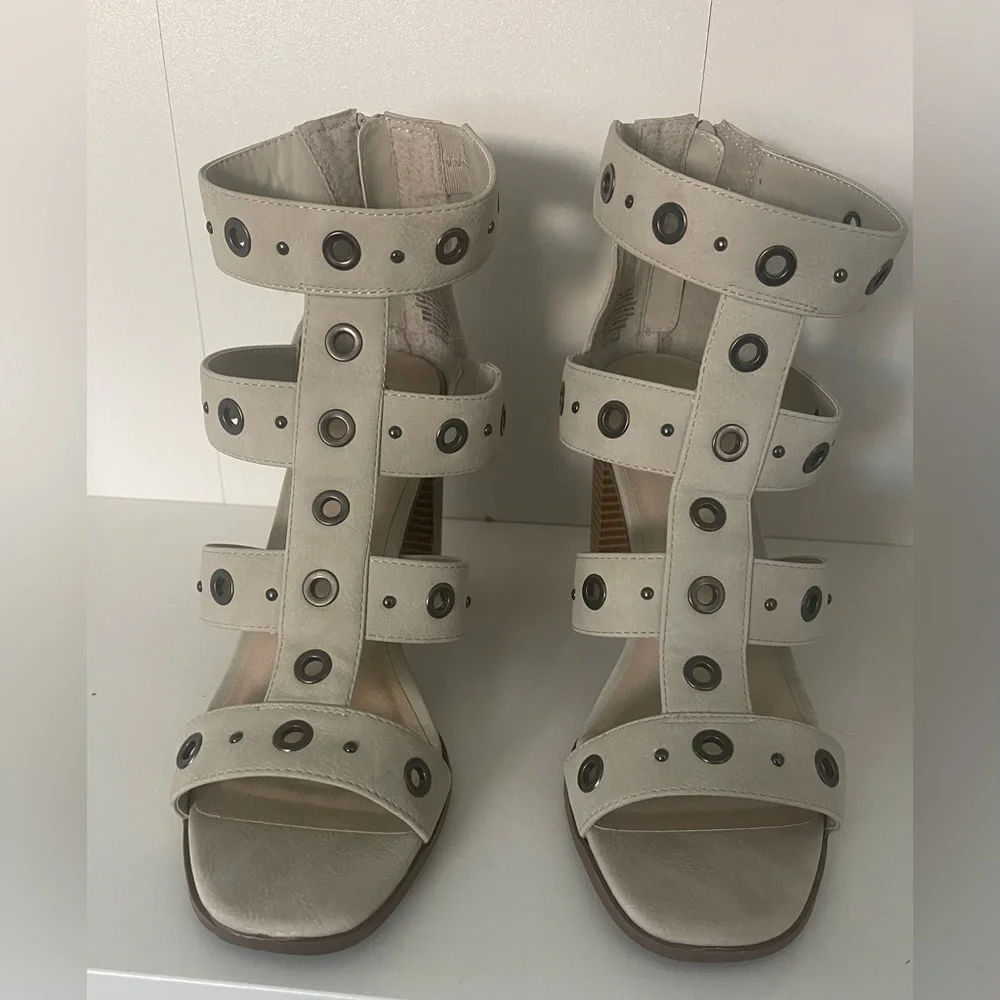 Size 10 Simply Vera Wang heals